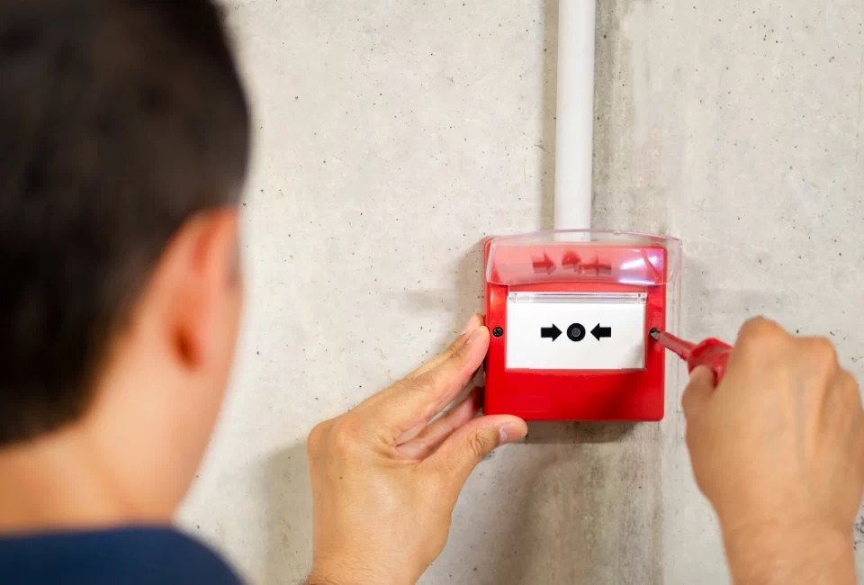montowanie alarmu przeciw pożarowego 